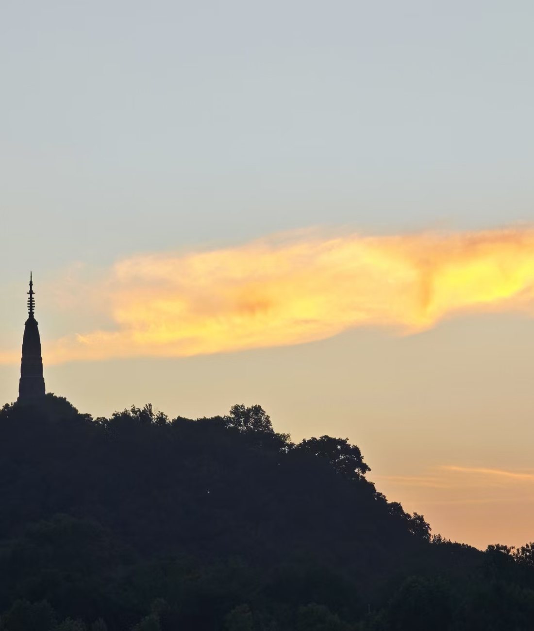 黄昏时分的校园风景